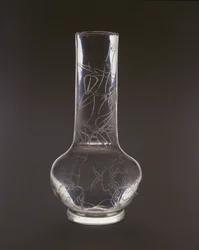Bouteille gravée avec bambou, plantes de champignon lingzhi et rochers, marque et période Qianlong, 1736-95 (verre)