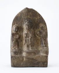 Tablette bouddhiste représentant trois figures debout, Période de Division, 536 après J.-C.