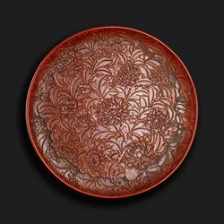 Plat sculpté portant la marque de Xuande (1426-36) à la base, chinois