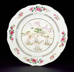 Assiette de dîner peinte en émaux Famille Rose montrant Table Mountain et quatre navires arborant le drapeau néerlandais au large du Cap de Bonne-Espérance, période Qianlong (1736-95) vers 1770