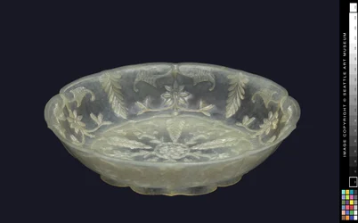 Plat à motif floral, 19e siècle