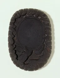 Pierre à encre sculptée en forme de grande tortue mythique Lo-shu parmi les vagues, probablement dynastie Ming