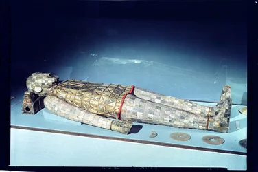 Linceul funéraire en jade, de la tombe de la princesse Tou Wan, épouse de Liu Sheng (m. 113 av. J.-C.), de Lingshang, Man-ch