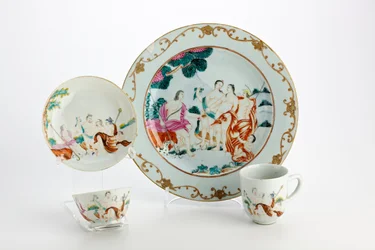 Assiette, bol à thé, tasse à café et soucoupe décorés avec des représentations du Jugement de Paris