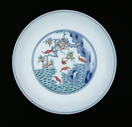 Plat en porcelaine peint en bleu sous glaçure et émaux ducai, 1723-1735