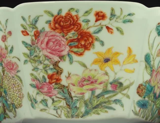 Roses, grenades et hémérocalles jaunes