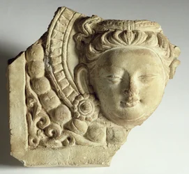 Tuile avec tête de Bodhisattva, Mingoi, VIe-VIIe siècle (stuc)