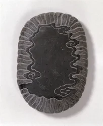 Pierre à encre sculptée avec des motifs de vagues, probablement dynastie Ming