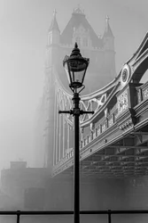Le Tower Bridge dans le brouillard