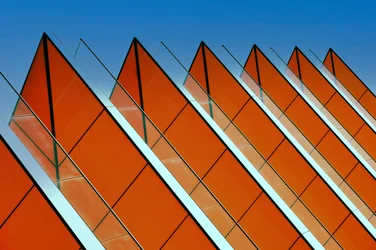 Façade géométrique orange