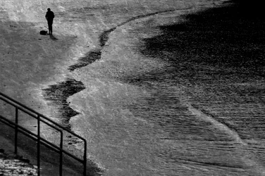 Silhouette solitaire sur la plage