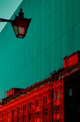 Réflexion urbaine bleu sarcelle et rouge