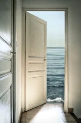 Une porte ouverte sur la mer