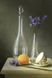 Fleurs violettes et verre
