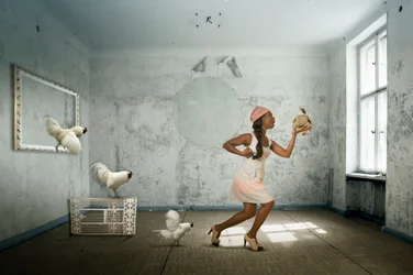 Une femme qui danse et des poulets