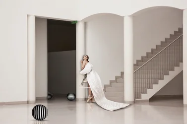 Une élégante ballerine en robe blanche