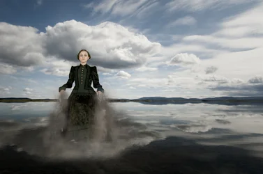 Femme éthérée, eau calme