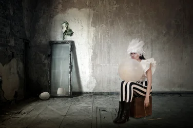 Femme aux plumes avec un ballon