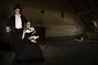 Un couple gothique dans un grenier