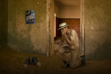Un homme dans une pièce abandonnée