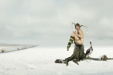 Scène hivernale avec un bouffon nu