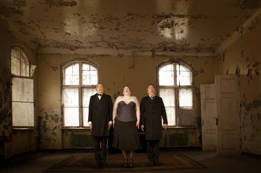 Des chanteurs dans une pièce abandonnée