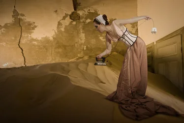 Femme vintage repassant du sable