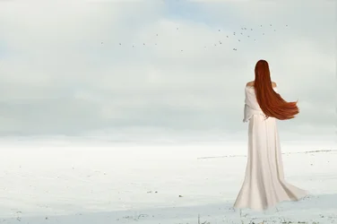 Femme en hiver avec des oiseaux