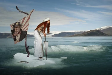 Une femme sur la glace qui fond