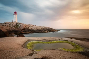 Coucher de soleil sur un phare côtier