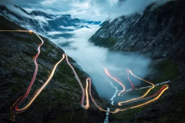 Sentiers sinueux et lumineux de la montagne