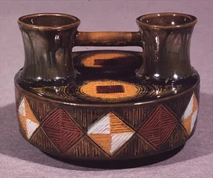 Vase en terre cuite, Linthorpe, par Christopher Dresser