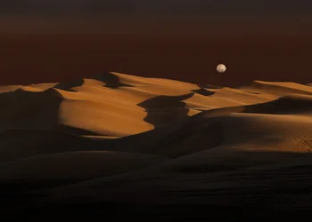 La Lune au-dessus des dunes dorées
