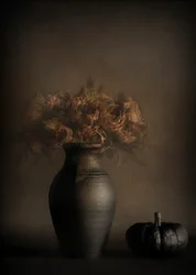 Nature morte automnale sombre