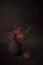 Nature morte florale sombre
