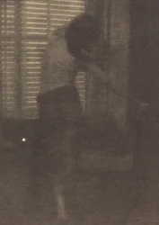 Modèle dans un studio new-yorkais, vers 1915 (photo)