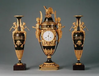 Une horloge vase Empire et une paire de vases pendants, vers 1810