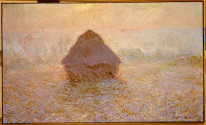 Meules de foin, soleil dans la brume