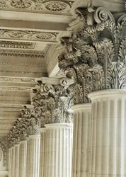 Colonnade de Claude Perrault, chapiteaux corinthiens ...