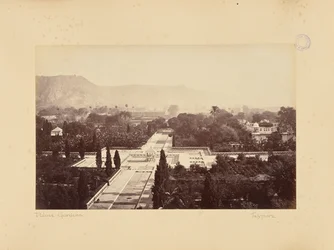 Jaipur ; vue des jardins du palais et du fort, depuis le palais