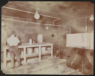 Laboratoires de films chez Carlton Motion Picture Co. avec cinq hommes et une femme travaillant avec des films, épissure, etc., New York