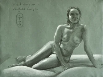 Une silhouette féminine aux détails raffinés