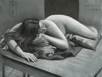 Figure allongée sereine