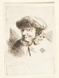 Vieille femme souriante avec un bonnet de fourrure