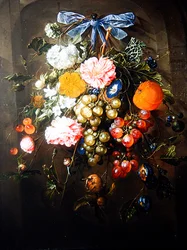Nature morte de fleurs et de fruits attachés avec un nœud bleu