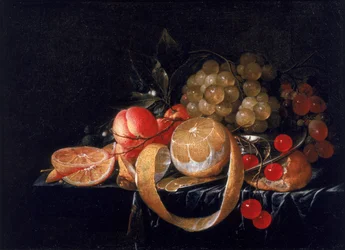Nature morte avec un citron, des raisins, des cerises et des abricots sur une assiette en étain