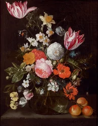 Fleurs dans un vase en verre sur une corniche en pierre avec des abricots