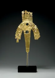 Un ornement de plume en or Huari, Côte Sud, vers 700-1000
