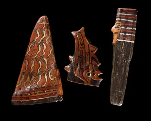 Art précolombien, civilisation Nazca : instruments de musique en bois (dont flûte de pan ?). 100 av. J.-C.-800 ap. J.-C. Lima, Musée archéologique