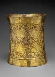 Couronne représentant des dirigeants ou des dieux tenant des bâtons cérémoniels, 800-1350 après J.-C.